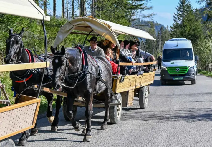 Zakopane: przejazd fasiągiem do Palenicy Białczańskiej. Cena busa na trasie? Turyści podziwiają Tatry.