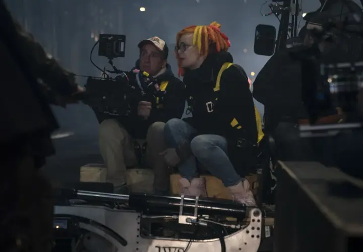 Daniele Massaccesi e una collega sul set, concentrati sul loro lavoro.