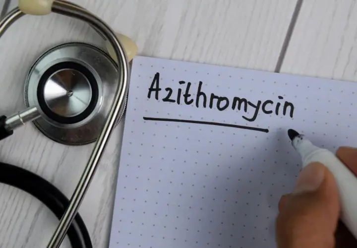 Stetoskop i notatnik z napisem "Azithromycin". Lekarz przygotowuje receptę.