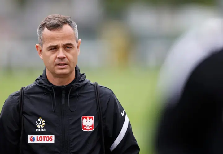 Damian Salwin, trener reprezentacji Polski, w czarnej kurtce z orłem i logiem LOTOS.