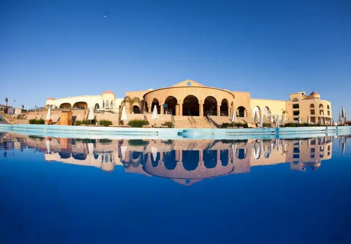 Siva Golden Bay Makadi: hotel z basenem i odbiciem w wodzie, architektura w stylu orientalnym.