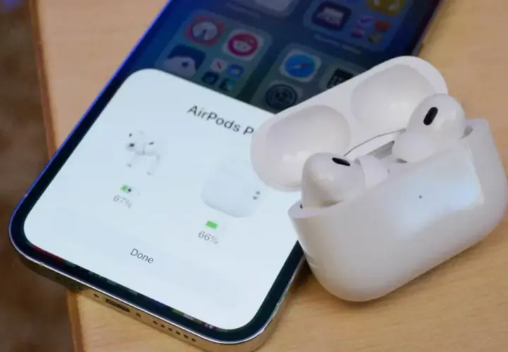 Jak połączyć AirPods z iPhone? Na ekranie telefonu widać status połączenia i poziom baterii słuchawek.