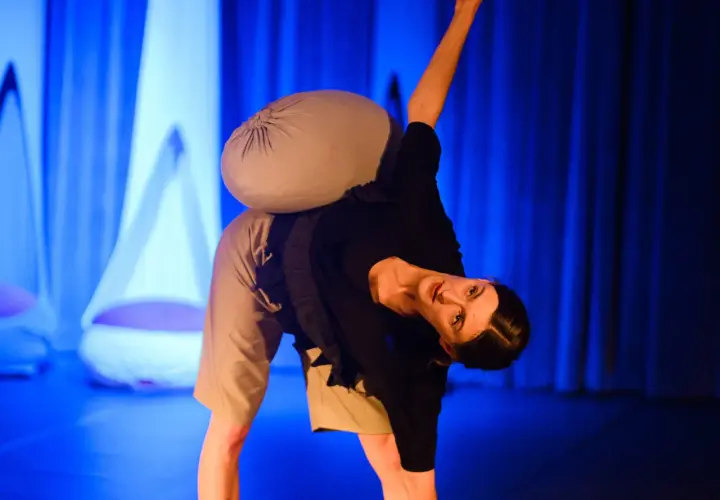 Tancerka z poduszką na plecach na scenie Teatru Małego w Tychach. Sprawdź repertuar!