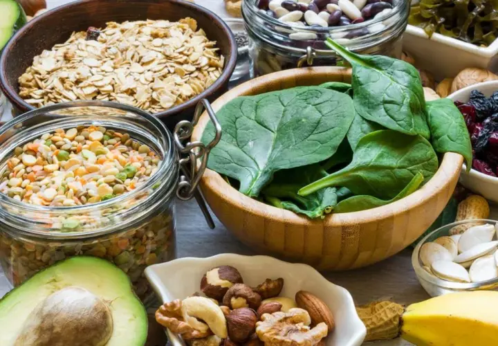 Zdrowe jedzenie: awokado, płatki owsiane, soczewica, szpinak, orzechy, suszone owoce. Arginina co to? Znajduje się w wielu z tych produktów.