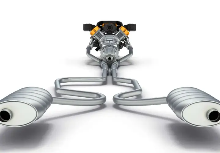 Motor V8 con sistema de escape doble, listo para obtener su certificado de homologación escape.