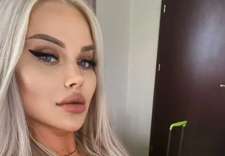 Blondynka z niebieskimi oczami i mocnym makijażem. Zastanawiasz się, ile ewelona ma lat?