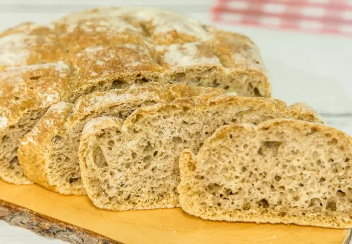 Fetta di pane rustico su tagliere. Il pane è generalmente considerato incontabile, ma qui vediamo delle fette, quindi countable.
