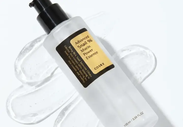 Flaska med COSRX Advanced Snail 96 Mucin Power Essence, en populär snigelslem hudvårdsprodukt, omgiven av dess genomskinliga gel.