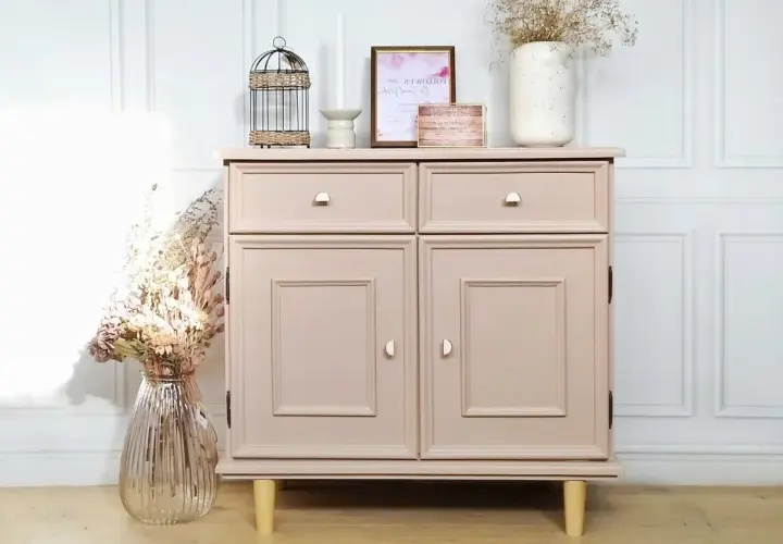Idée de couleur pour repeindre un meuble en bois : ce buffet rose poudré, orné de poignées discrètes, est une inspiration douce et élégante.