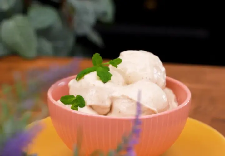 En skål med krämig, nyttig glass toppad med myntablad. En härlig sommardessert som passar alla.
