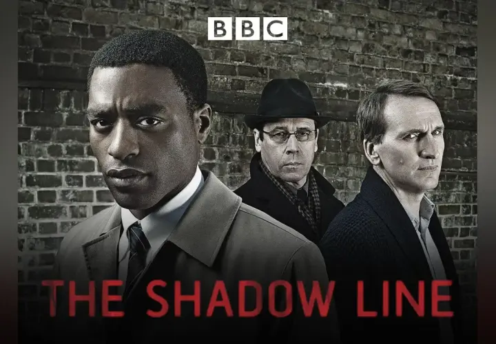 Tre män står framför en tegelvägg. Texten "THE SHADOW LINE" syns i förgrunden.