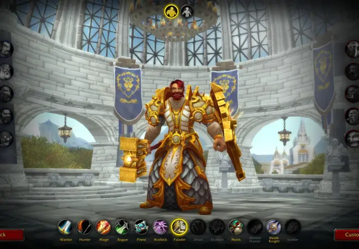 Paladyn w złotej zbroi, gotowy do walki. Wybór postaci w grze, wow klasy!