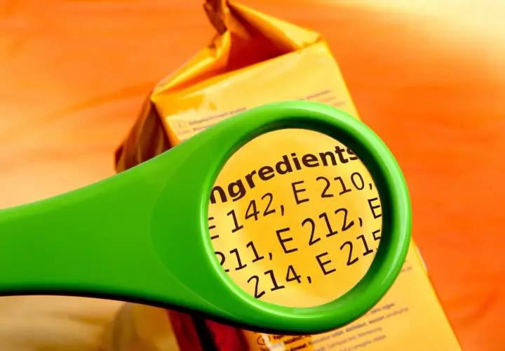 Pod lupą widać składniki: E 142, E 210, E 211, E 212, E 214, E 215. Czy wśród nich jest sodium benzoate?