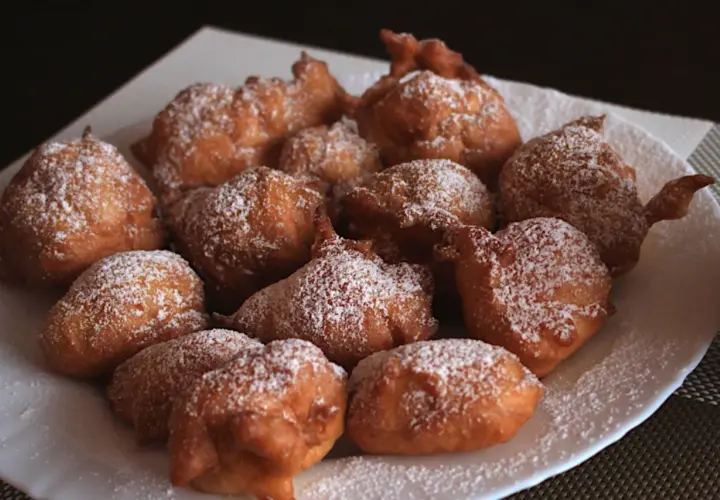 Puszyste paczki z serka homo, lekko oprószone cukrem pudrem, kuszą swoim apetycznym wyglądem.
