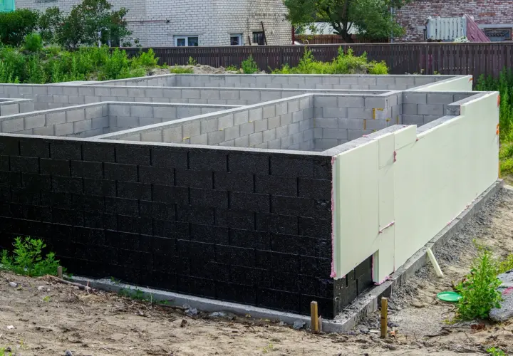 Ile bloczków na fundament? Prosty sposób na dokładne obliczenia