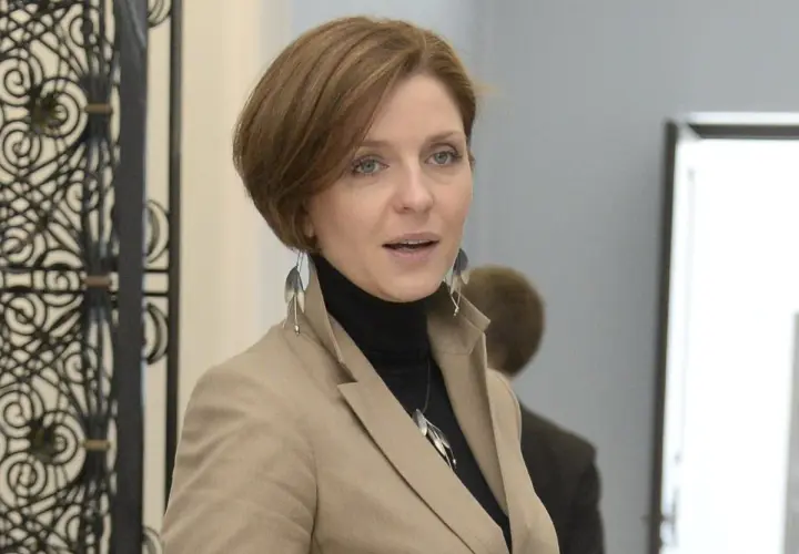 Joanna Mucha w beżowej marynarce i czarnym golfie, z długimi kolczykami. Czyżby szykował się nowy romans?