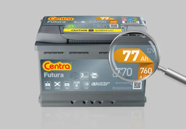 Akumulator Centra Futura 77 Ah, 760 A. Powiększenie uwydatnia kluczowe parametry akumulatora.