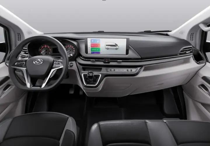 Interior de furgonetas Maxus, con pantalla táctil moderna y asientos cómodos. Las opiniones sobre estas furgonetas son muy positivas.