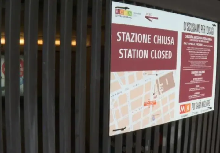 Cartello informativo sulle chiusure metro Roma: "Stazione Chiusa" e dettagli sui disagi.