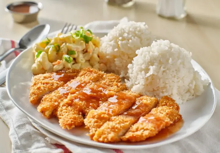 Chrupiący kurczak w panko polany sosem, podany z ryżem i sałatką makaronową. Pyszny obiad gotowy!