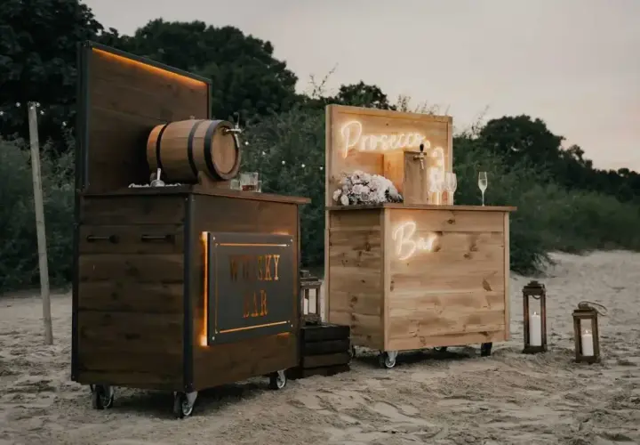 Drewniane bary na wesele: jeden z beczką whisky, drugi z napisem "Prosecco Bar". Idealne na letnie przyjęcie.