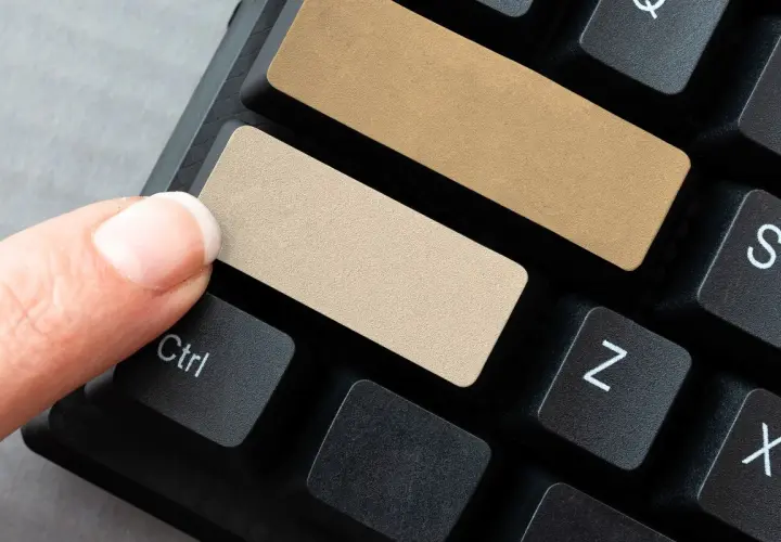 Palec naciska na klawisz Ctrl, obok pustych, beżowych klawiszy na klawiaturze. To idealne miejsce na Twój lnk!