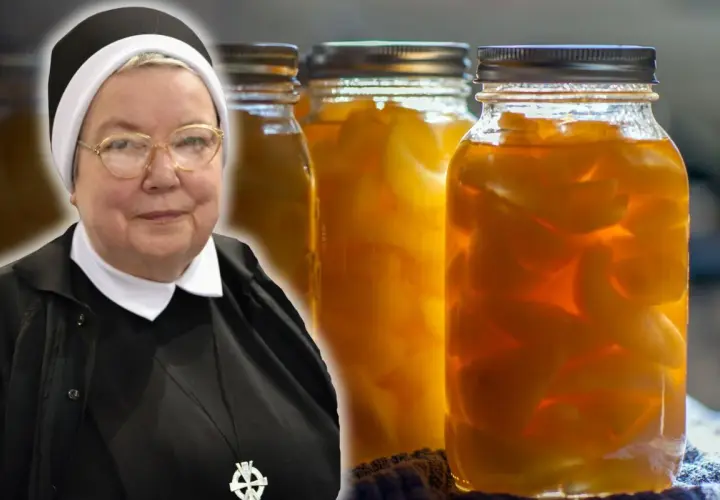 Siostra z uśmiechem prezentuje słoiki z przetworzonymi gruszkami w occie, które wyglądają apetycznie.