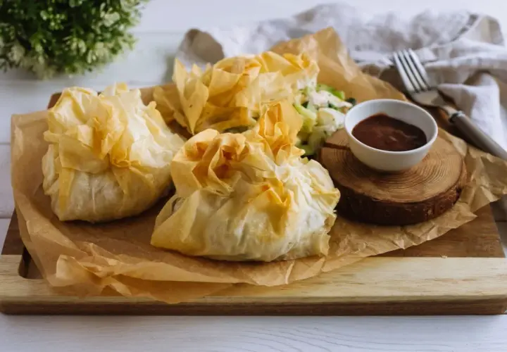 Deliciosos paquetes dorados de pasta filo, crujientes y ligeros, que envuelven un relleno sabroso. Perfectos para cualquier ocasión.