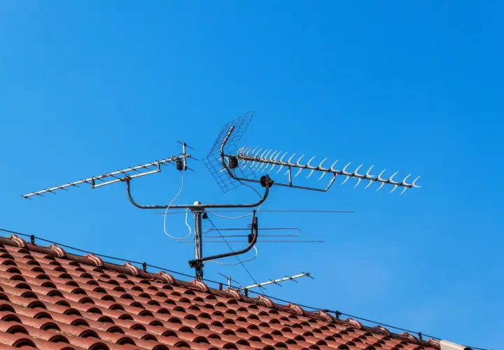 Anteny na dachu. Czy do tv naziemnej potrzebna jest antena? Tak, aby odbierać sygnał.
