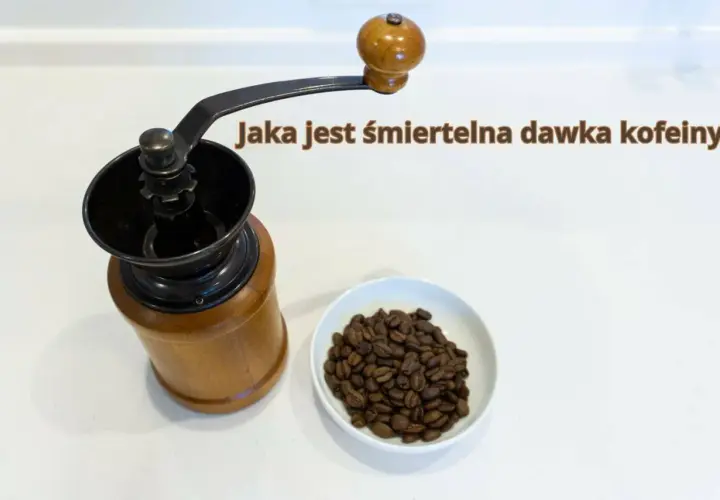 Drewniany młynek do kawy i miseczka z ziarnami. Czy to początek drogi do śmiertelnej dawki kofeiny?