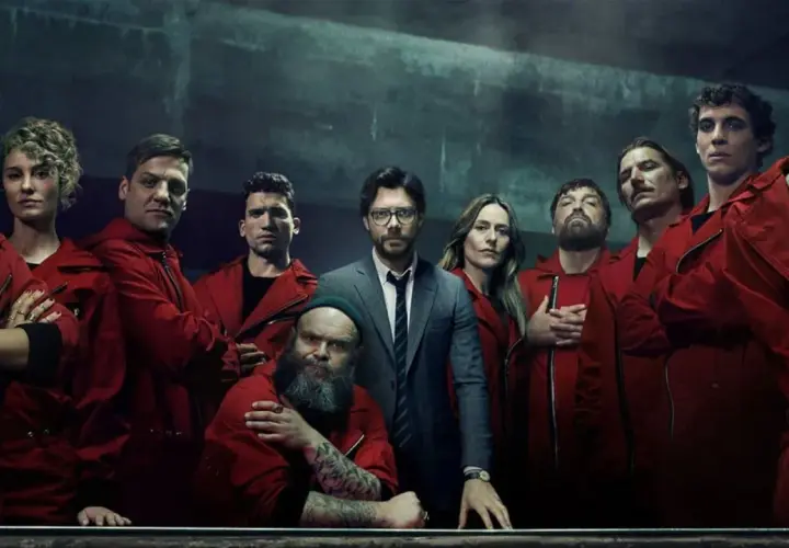 Il cast de "La casa di carta" in tuta rossa, pronto per un colpo. Le recensioni della serie sono entusiastiche.