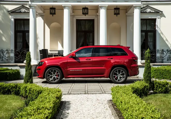 Jeep Grand Cherokee SRT: Legenda V8. Czy warto kupić?