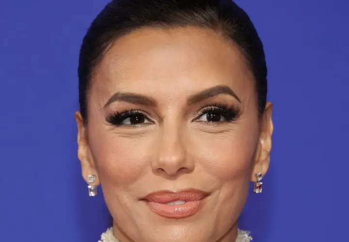 Eva Longoria luce un peinado recogido con mechas halo que enmarcan su rostro, realzando sus ojos y labios.