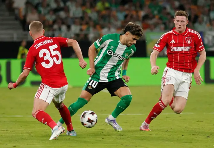 Piłkarze Nottingham Forest walczą o piłkę. Klub ten, choć nie wygrał Ligi Mistrzów, ma bogatą historię.