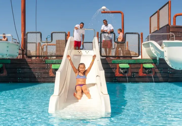 Radość na zjeżdżalni w Djerba Aqua Resort (ex. Sun Connect). Dzieci bawią się w wodnym świecie.