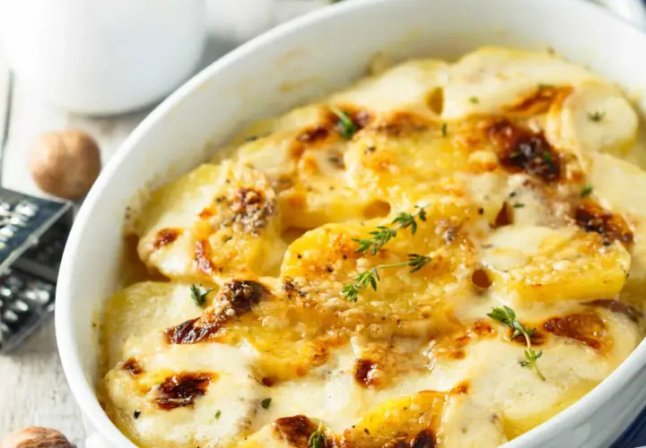 Gratin dauphinois tout juste sorti du four, le temps de cuisson idéal pour un plat crémeux et doré. Chaleur tournante pour une cuisson parfaite.