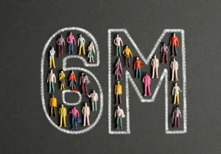 Figurki ludzi otaczają napis "6M", symbolizując społeczność lub zasięg.