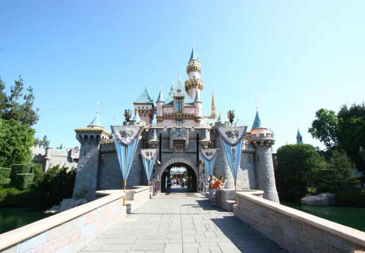 W jakim kraju jest Disneyland? Wszystkie parki i jak do nich dotrzeć