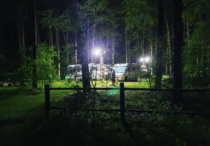 Pole namiotowe Turawa nad jeziorem Średnim - idealne miejsce na wypoczynek