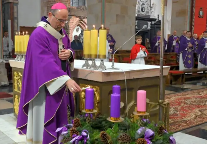 Kiedy są roraty w kościele? Sprawdź godziny i tradycje Adwentu