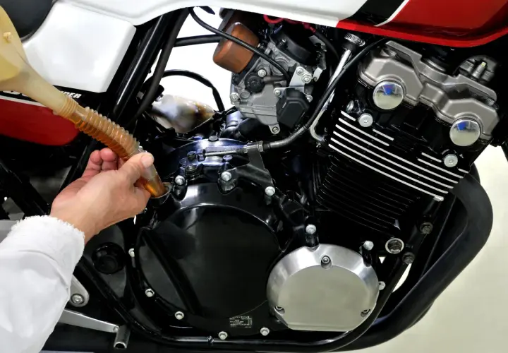 Motul 5100 vs 7100 – który olej motocyklowy zapewni lepszą ochronę?
