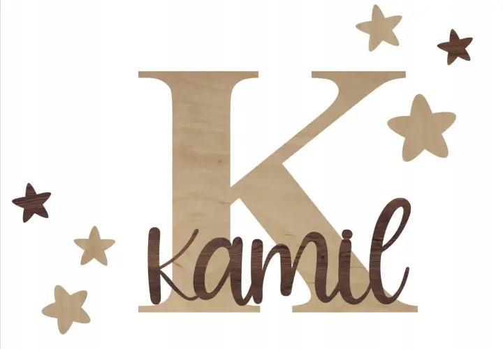 Drewniane litery na ścianę z imieniem Kamil i gwiazdkami. Idealne do pokoju dziecięcego.