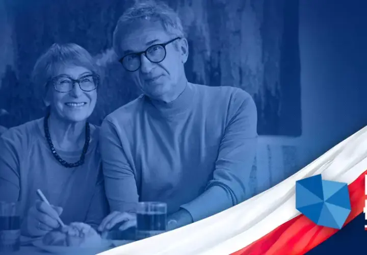 Uśmiechnięci seniorzy przy stole, symbolizujący ulgę dla pracujących seniorów. Obok biało-czerwona flaga i logo "Polski Ład".