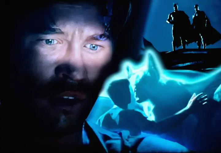 Occhi di Val Kilmer in primo piano, silhouette di Batman e Robin in lontananza, scene di Batman Forever Schumacher cut.