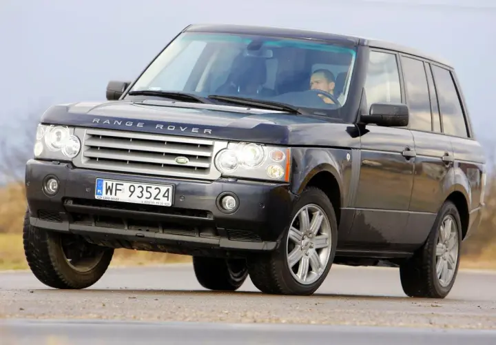 Ciemny Range Rover L322 z polskimi tablicami rejestracyjnymi WF 93524 jedzie po drodze.