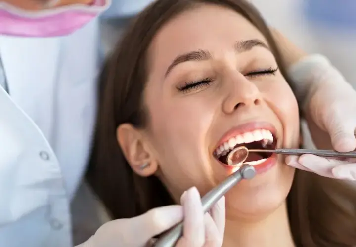 Lekarz dentysta czy stomatolog – poznaj prawdę o tych tytułach