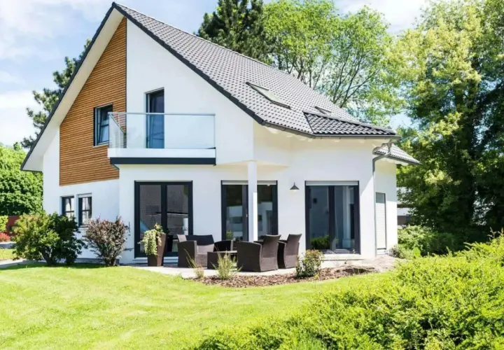 Maison moderne avec balcon, jardin verdoyant. Le prix construction maison est un investissement pour ce rêve.
