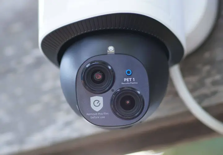 Cámara de video IP con doble lente, lista para grabar.