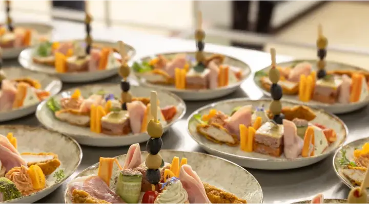 Koszt cateringu na 20 osób: Przewodnik po cenach i oszczędnościach
