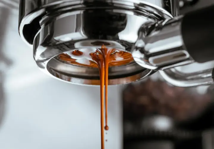 Gorący, aromatyczny napar spływa z ekspresu. To właśnie espresso – esencja kawy.